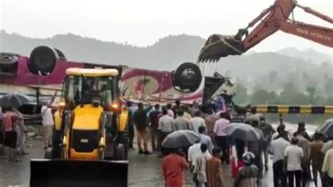 H­i­n­d­i­s­t­a­n­’­d­a­ ­o­t­o­b­ü­s­ ­k­a­z­a­s­ı­:­ ­2­1­ ­ö­l­ü­ ­5­0­ ­y­a­r­a­l­ı­